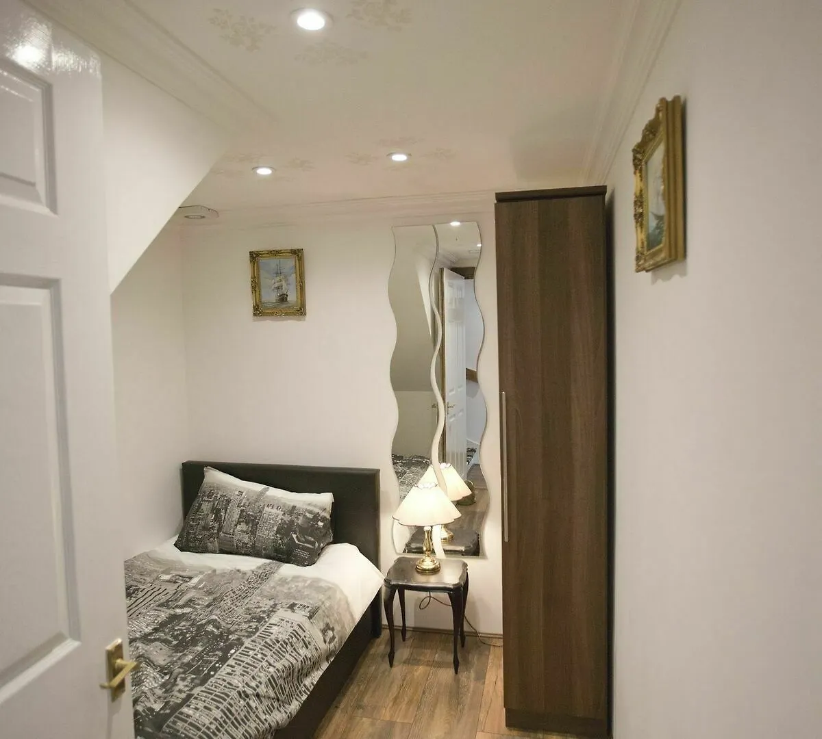 Wonderful Apartment Over Two Floors 에든버러